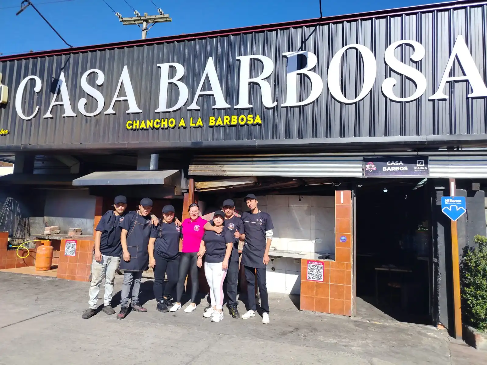 Fachada de Casa Barbosa y equipo de trabajo en El Olivo, Ibarra